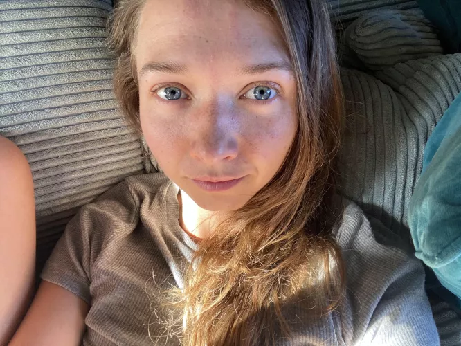 hi 😊🖖 ... no nudity, just freckles 👀 (28)