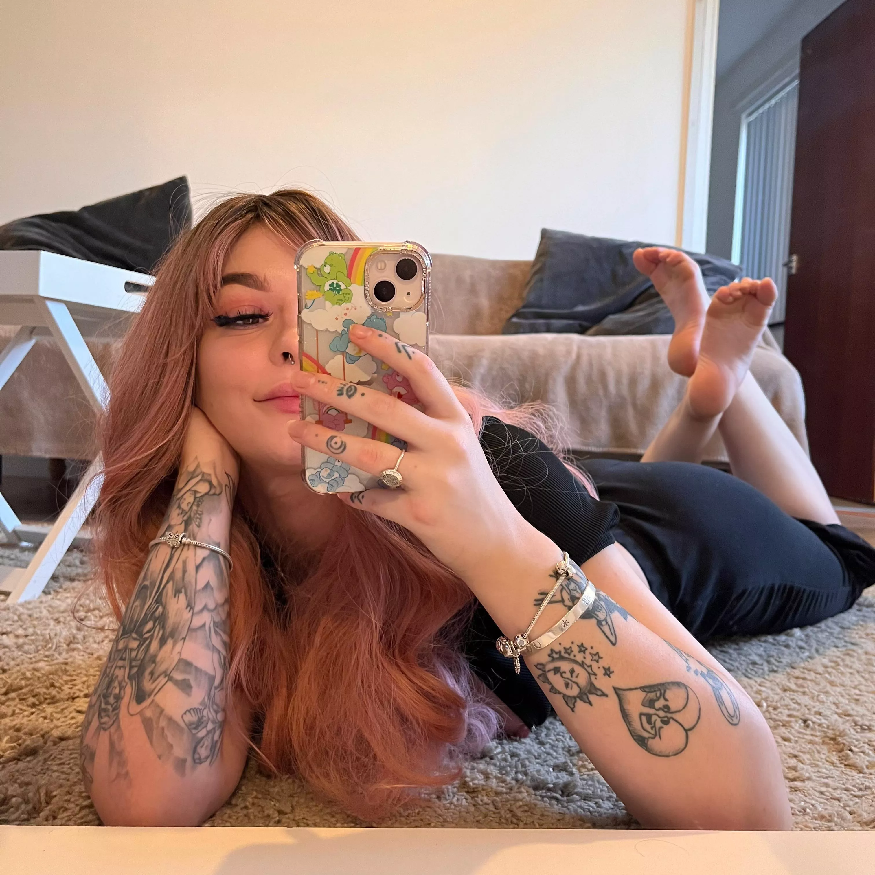 I love to tease you with my feet 💗🖤