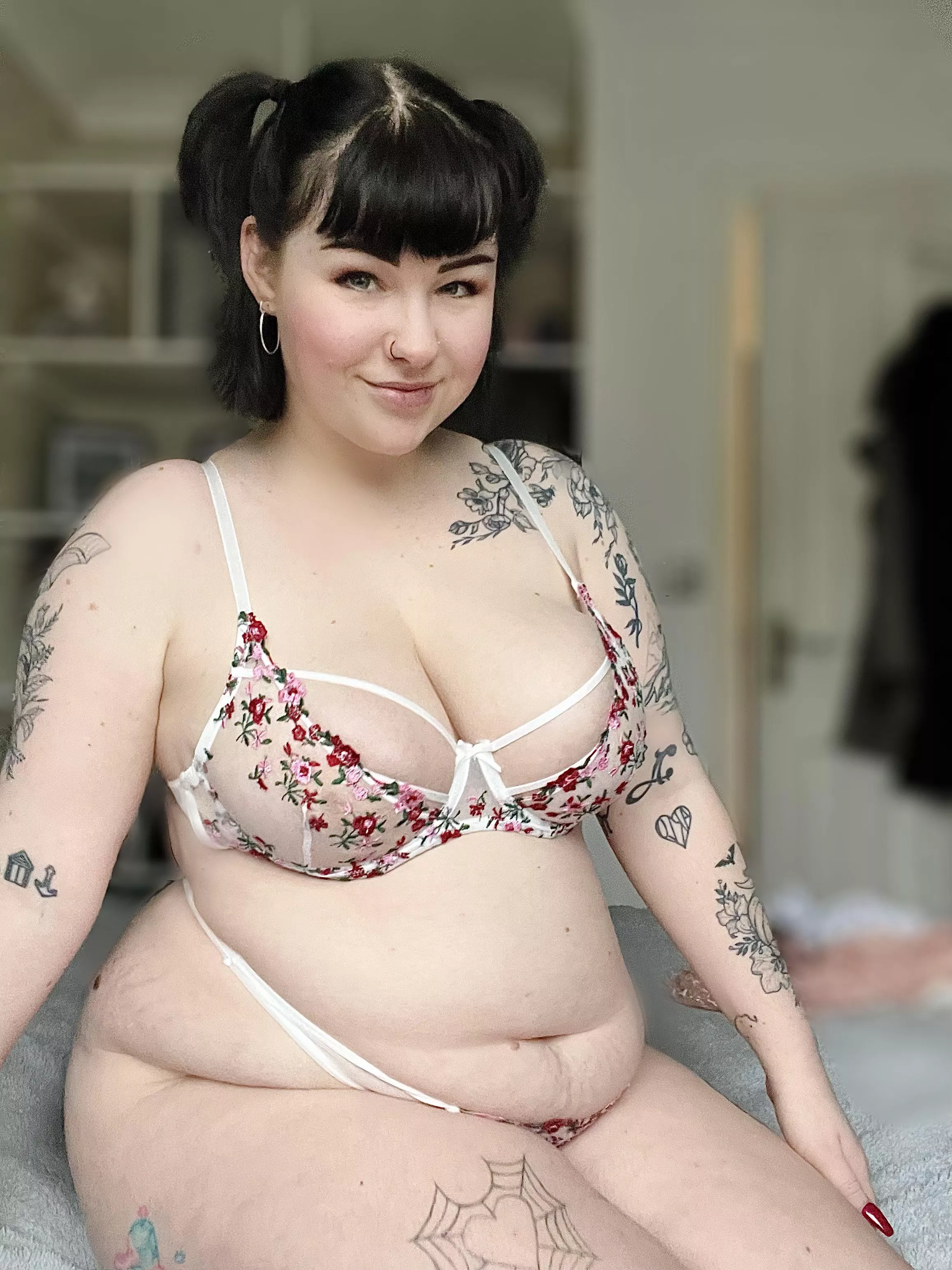 I need my tummy button fucked :)