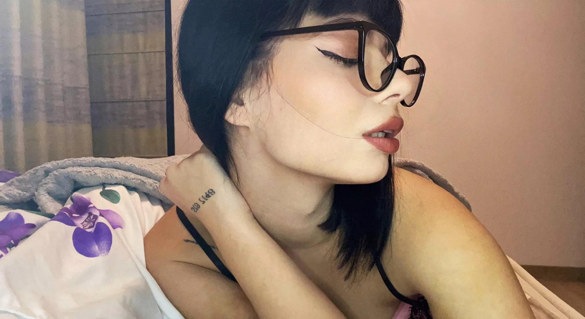 Just another brunette slut on ur feed