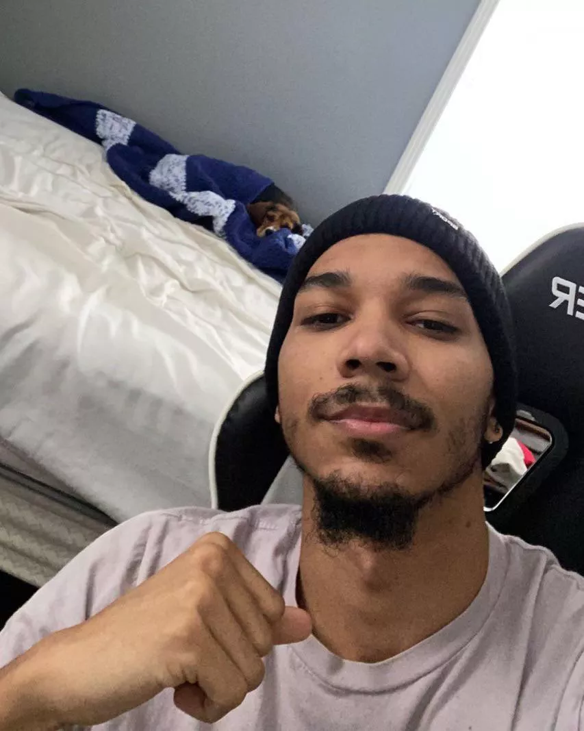 Just got my pc fixed so need some people to play league with. Also for some reason Tennessee wants to be cold when I get back so we’re bundled up