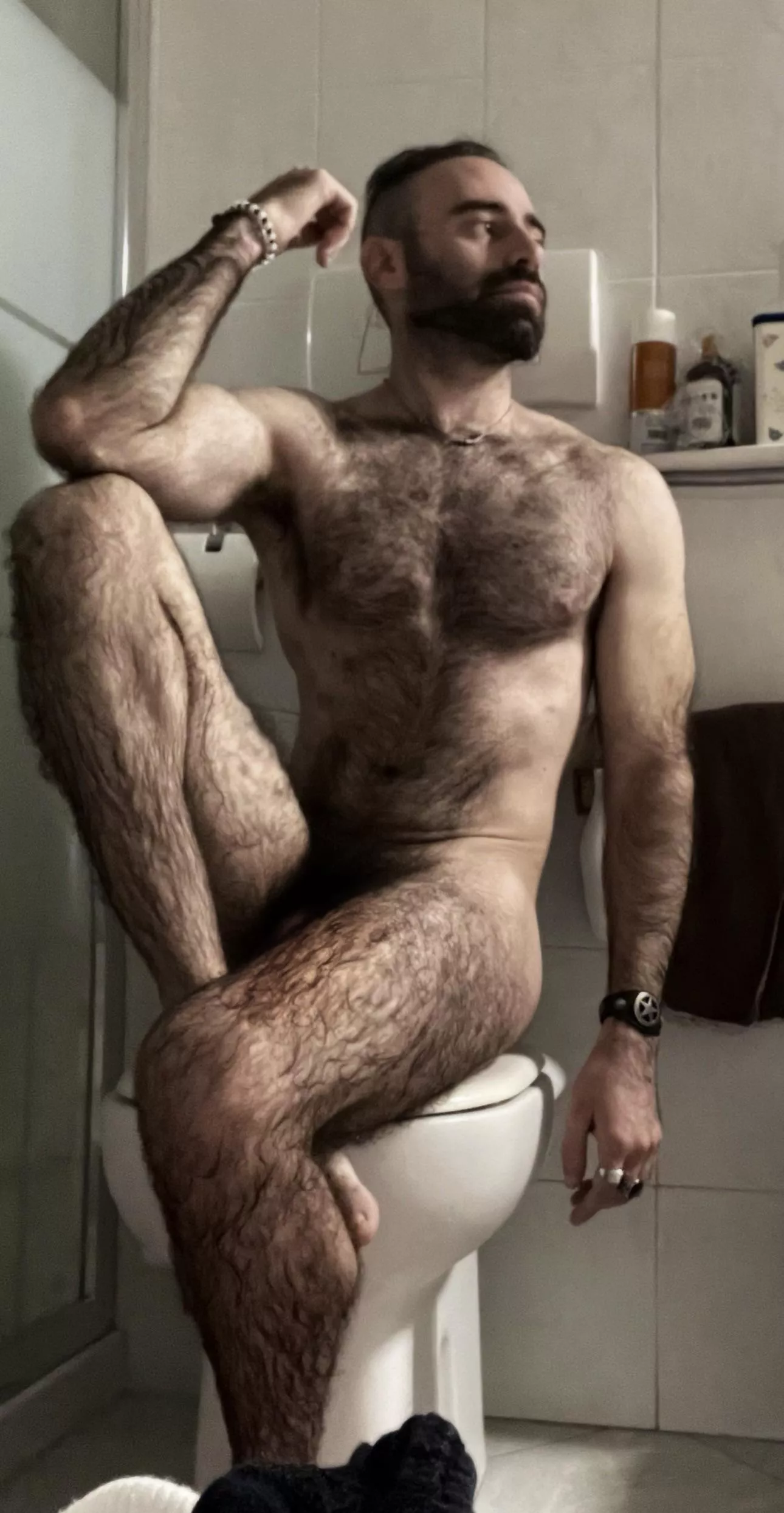 Let’s normalize nudity between men . Any bros here on the same page ?