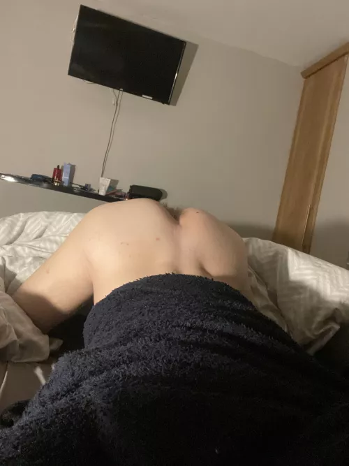 Looking for an older guy to fuck my 19 yr old virgin ass