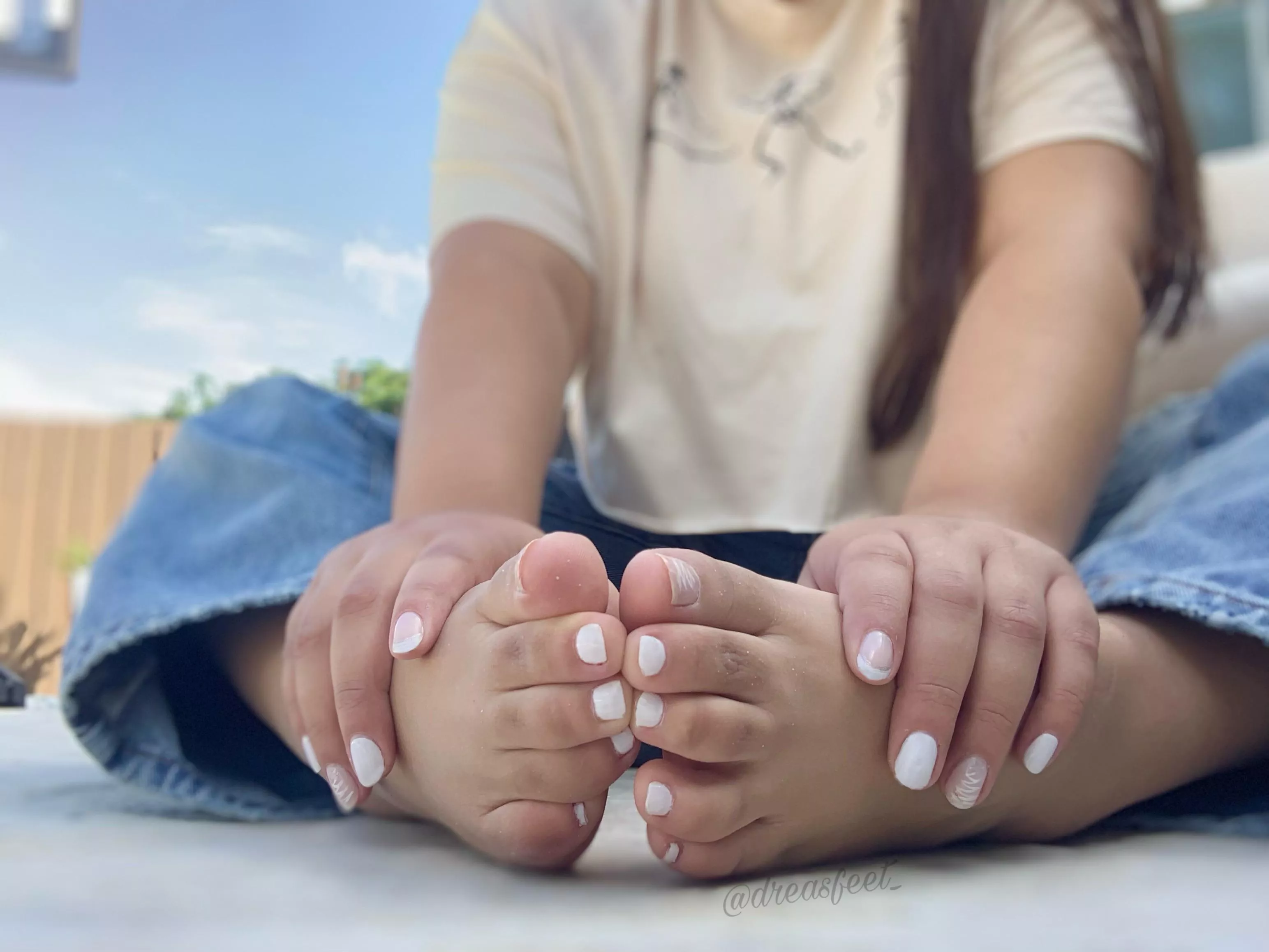 On this foot fetish Friday let’s appreciate my gorgeous mani & pedi, toes made to be sucked🔥 Happy Friday🥰