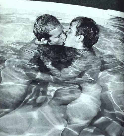 “Pool kiss” ….
