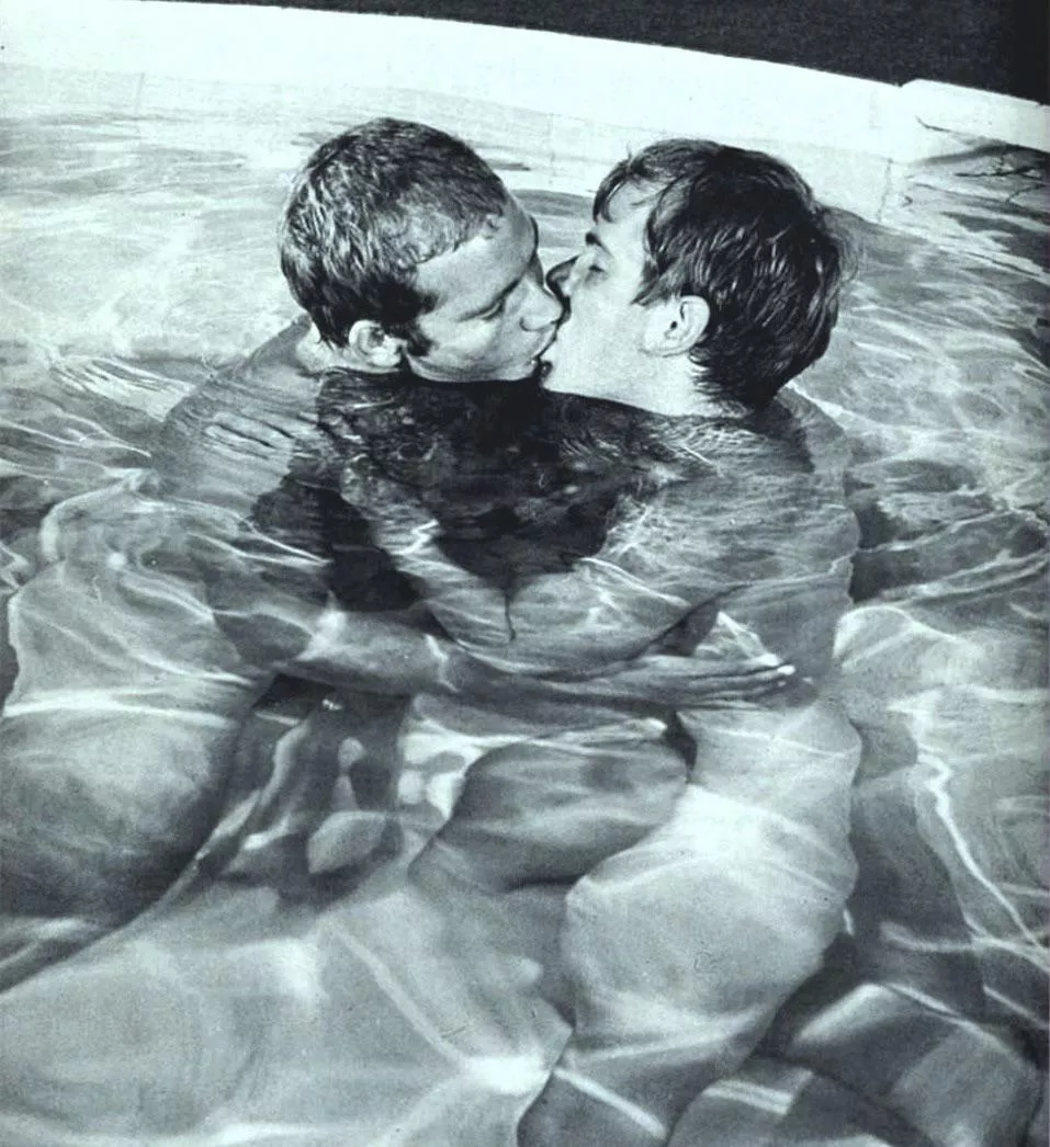 “Pool kiss” ….