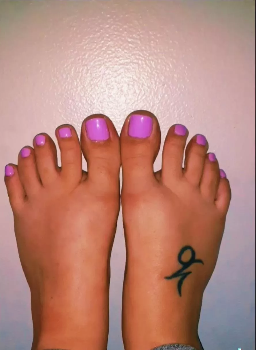 Pretty pink toes 💕