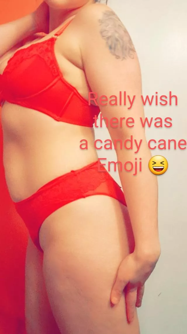 Really wish there was a candy cane emoji 😝