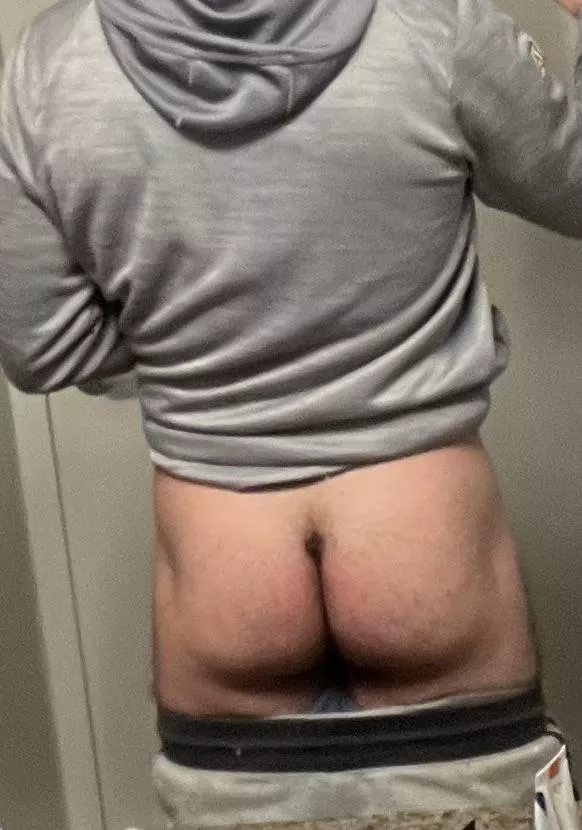 Taking a week off from 🏋️‍♂️ to give my joints a break, just making sure it’s still there