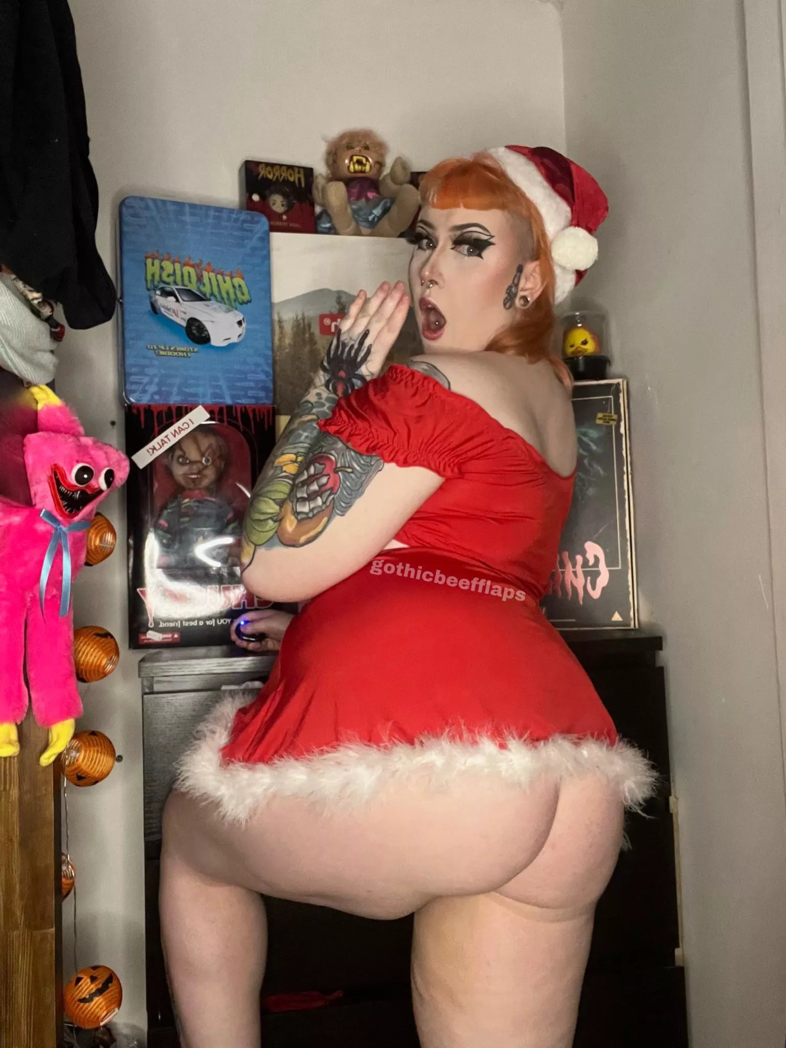 uh oh! Mrs Claus’ skirt is way too short!