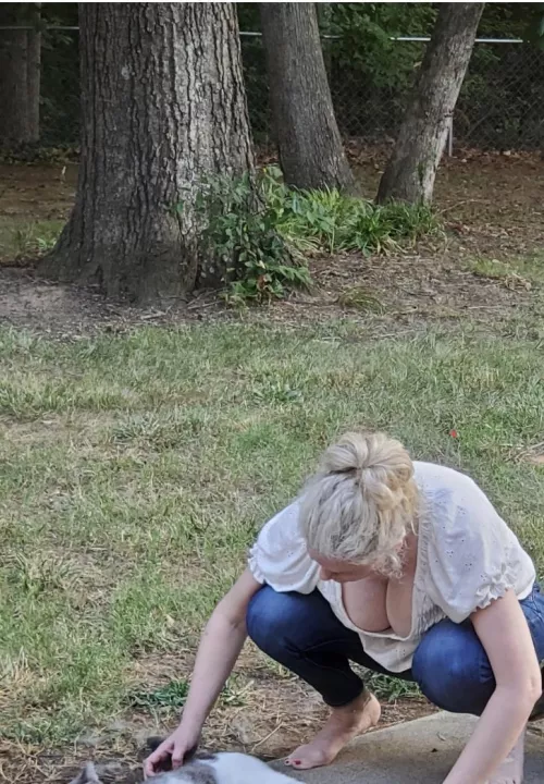 Wanna pet the kitty?