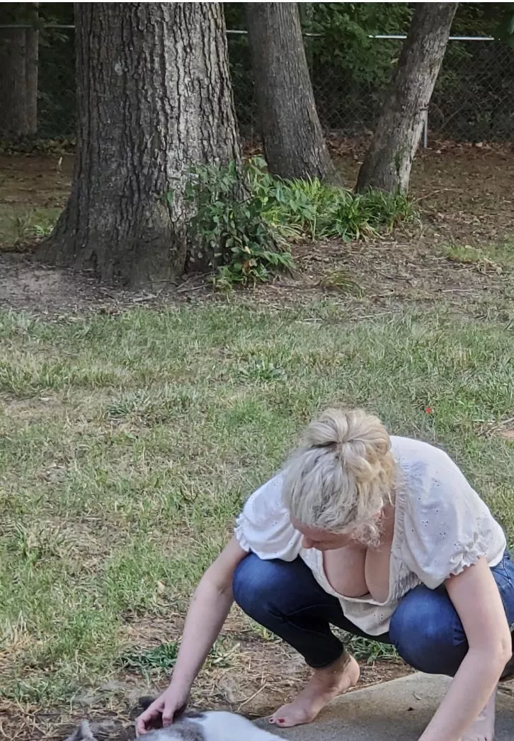 Wanna pet the kitty?