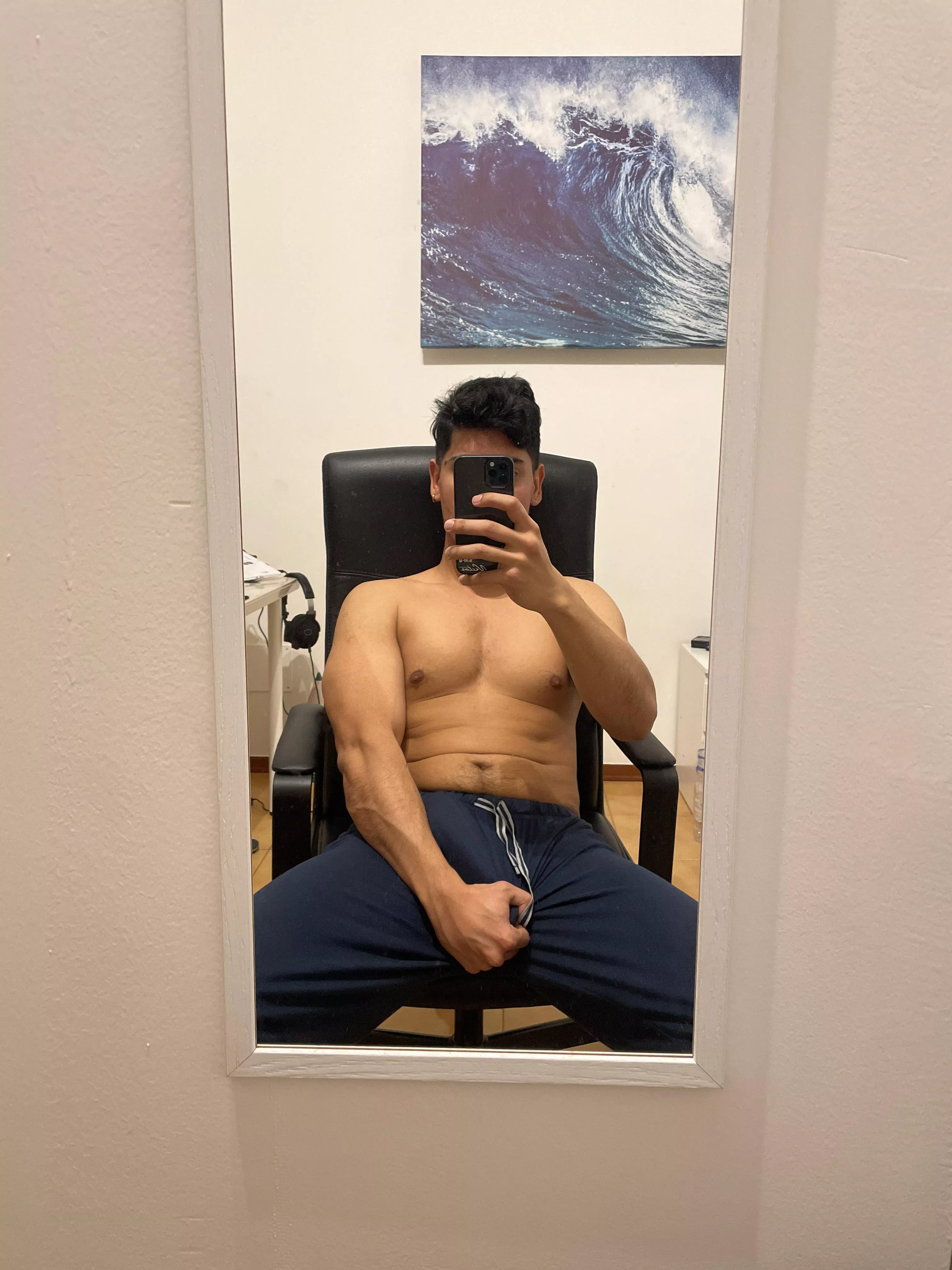 Who wanna come an sit here