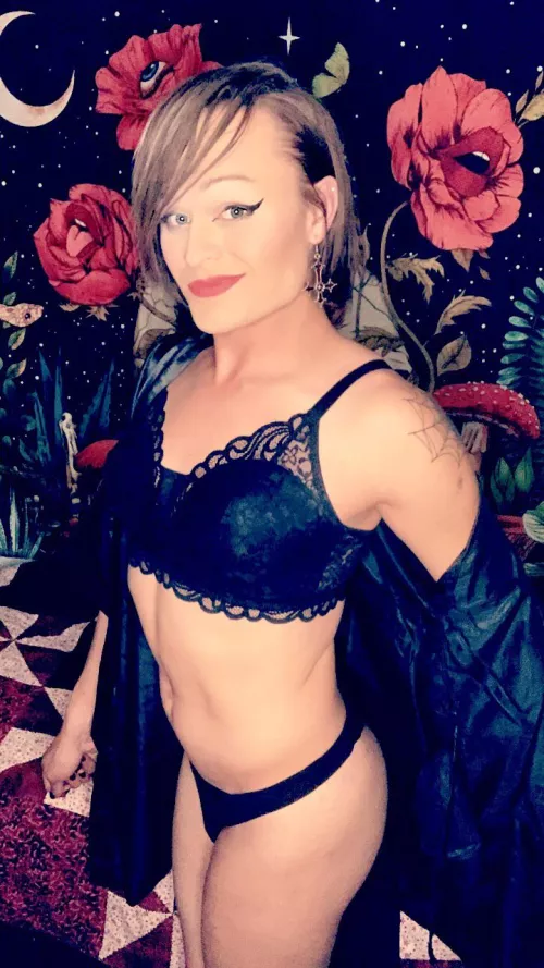 WOW it’s fucking cold today in Denver!!! 🥶 Wish someone would cuddle with me…