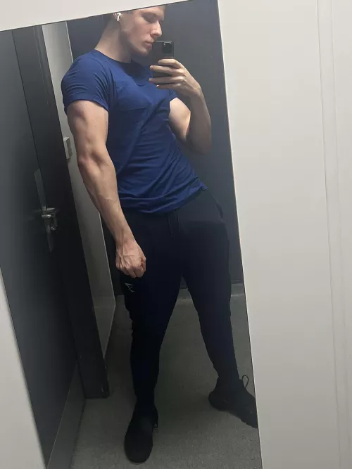 [22] got something long and hard in my joggers for you bro 👀