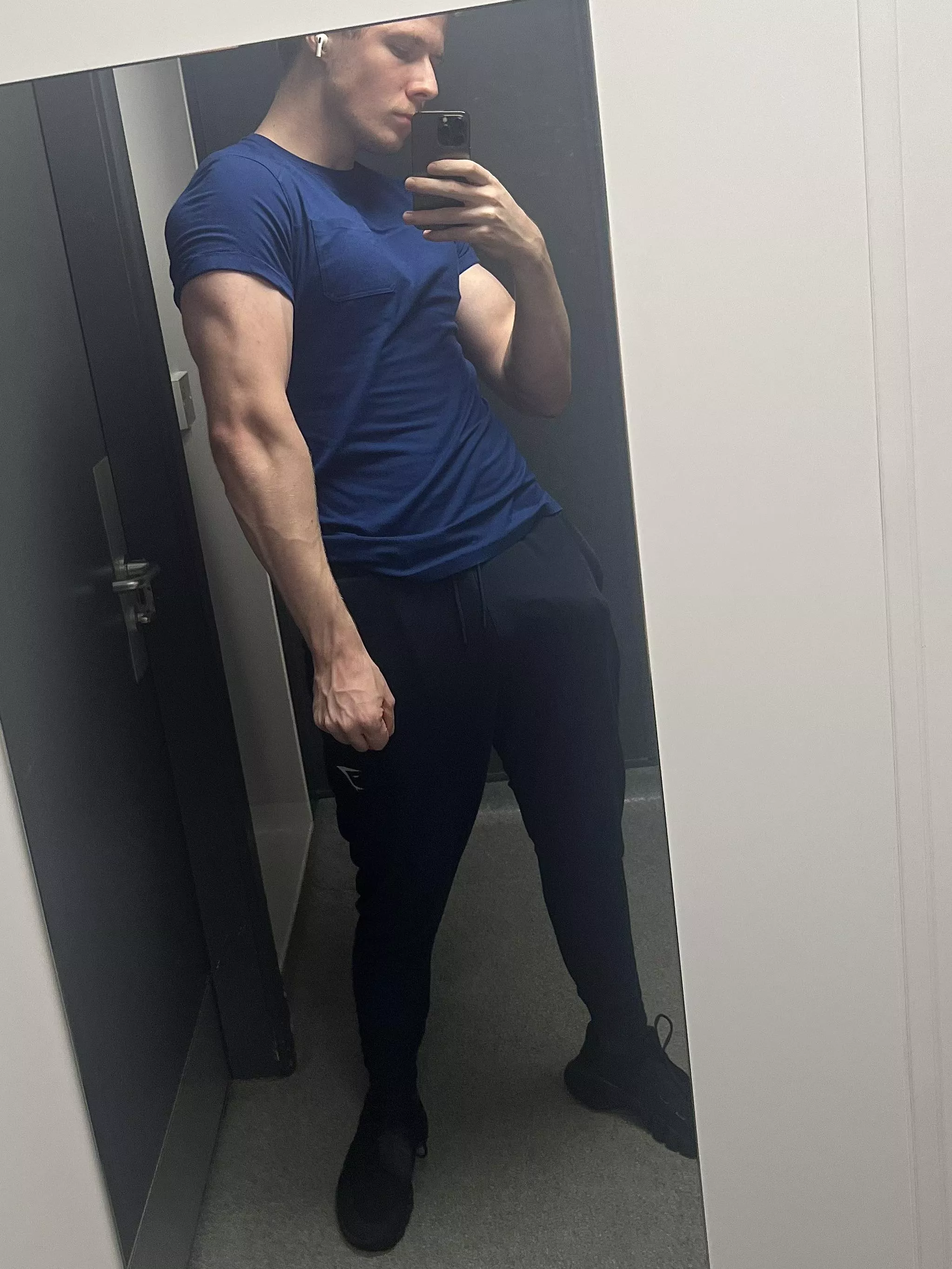 [22] got something long and hard in my joggers for you bro 👀