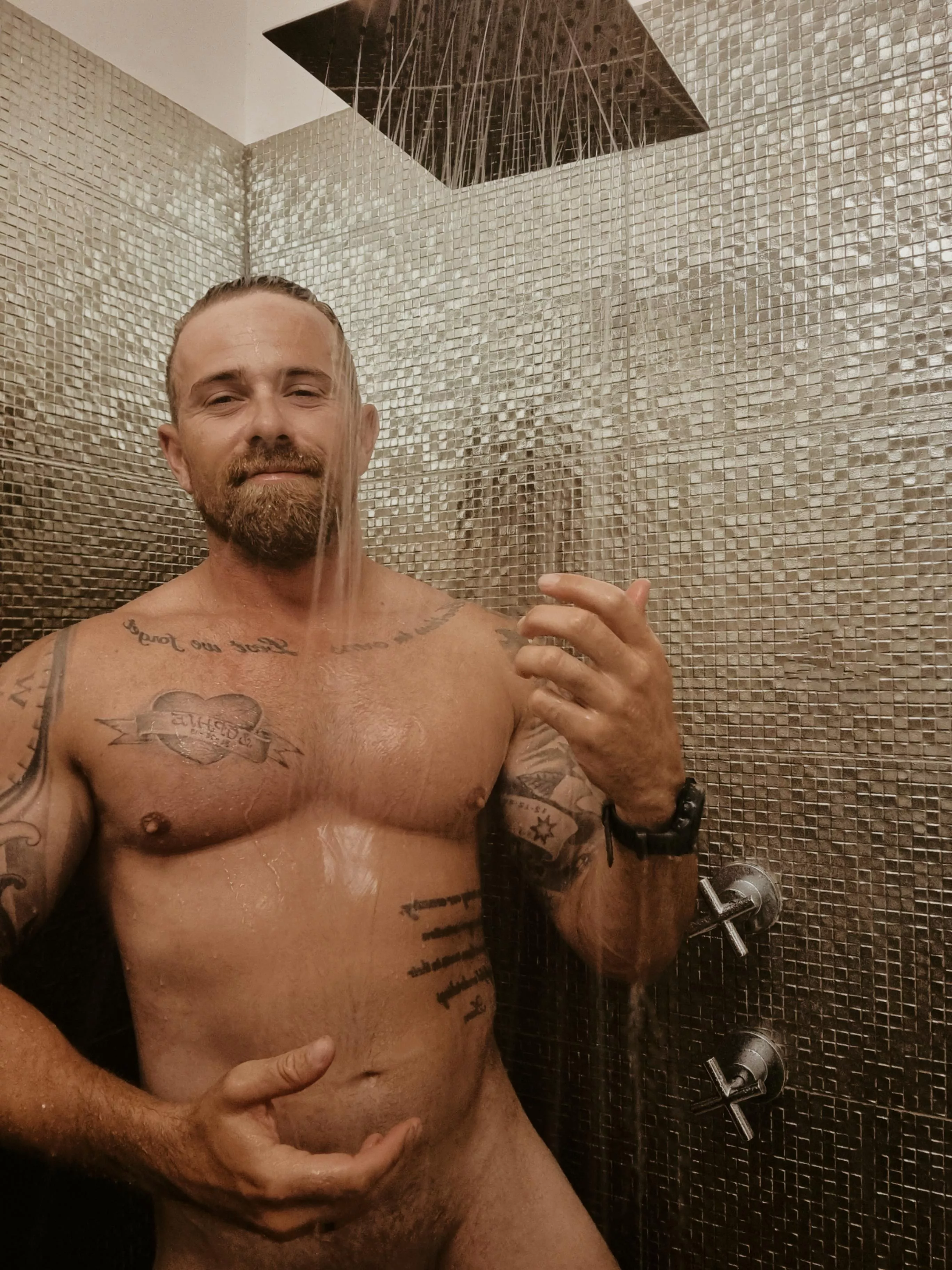 (33) washing off the sand from the beach 💦