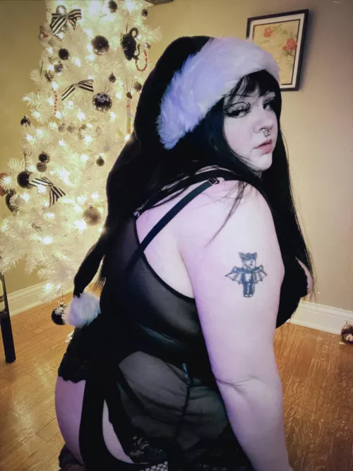 a goth bbw under the tree!! 🖤🎄✨