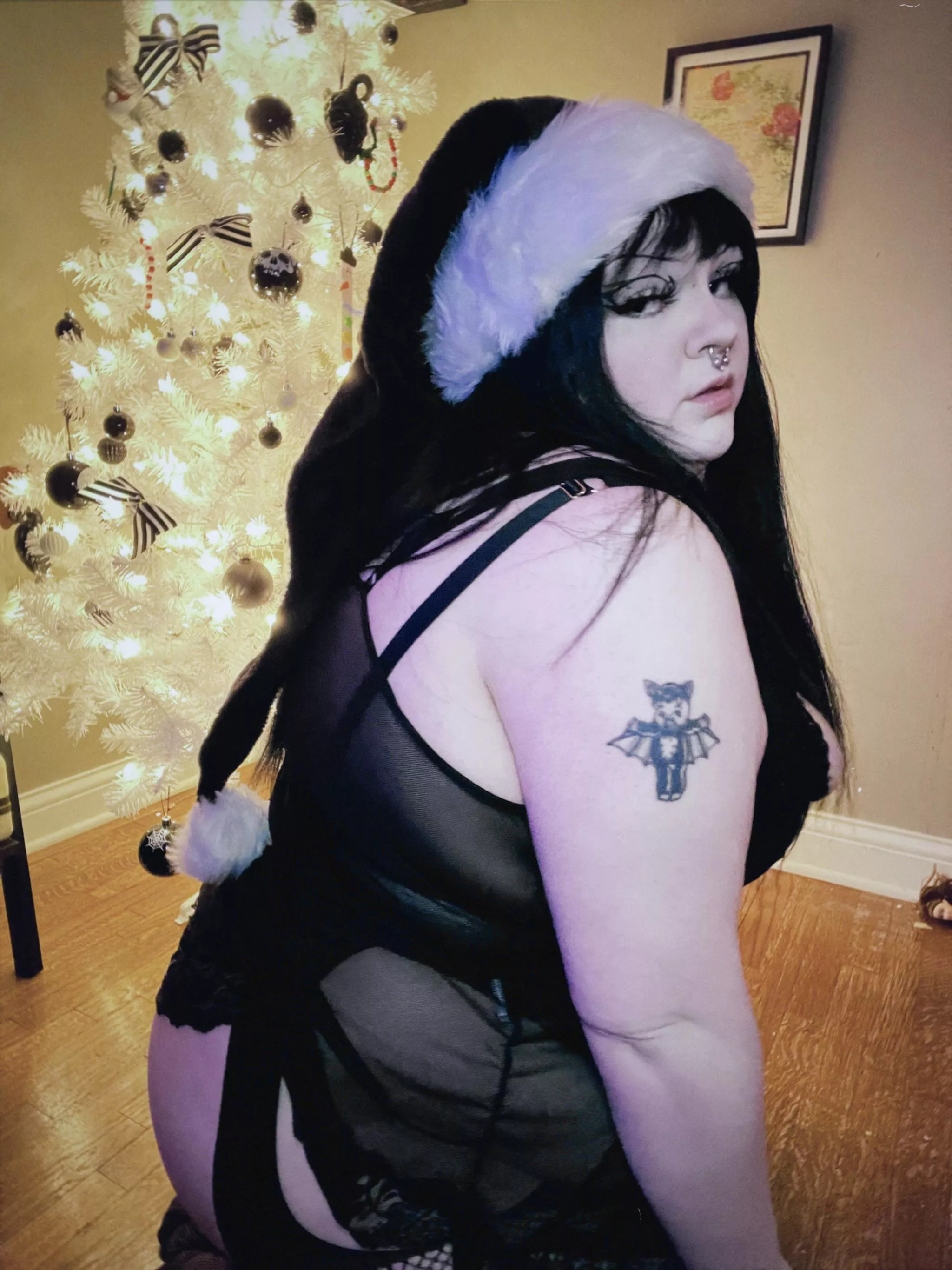 a goth bbw under the tree!! 🖤🎄✨