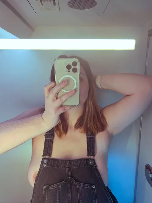 A little airplane underarm🛫