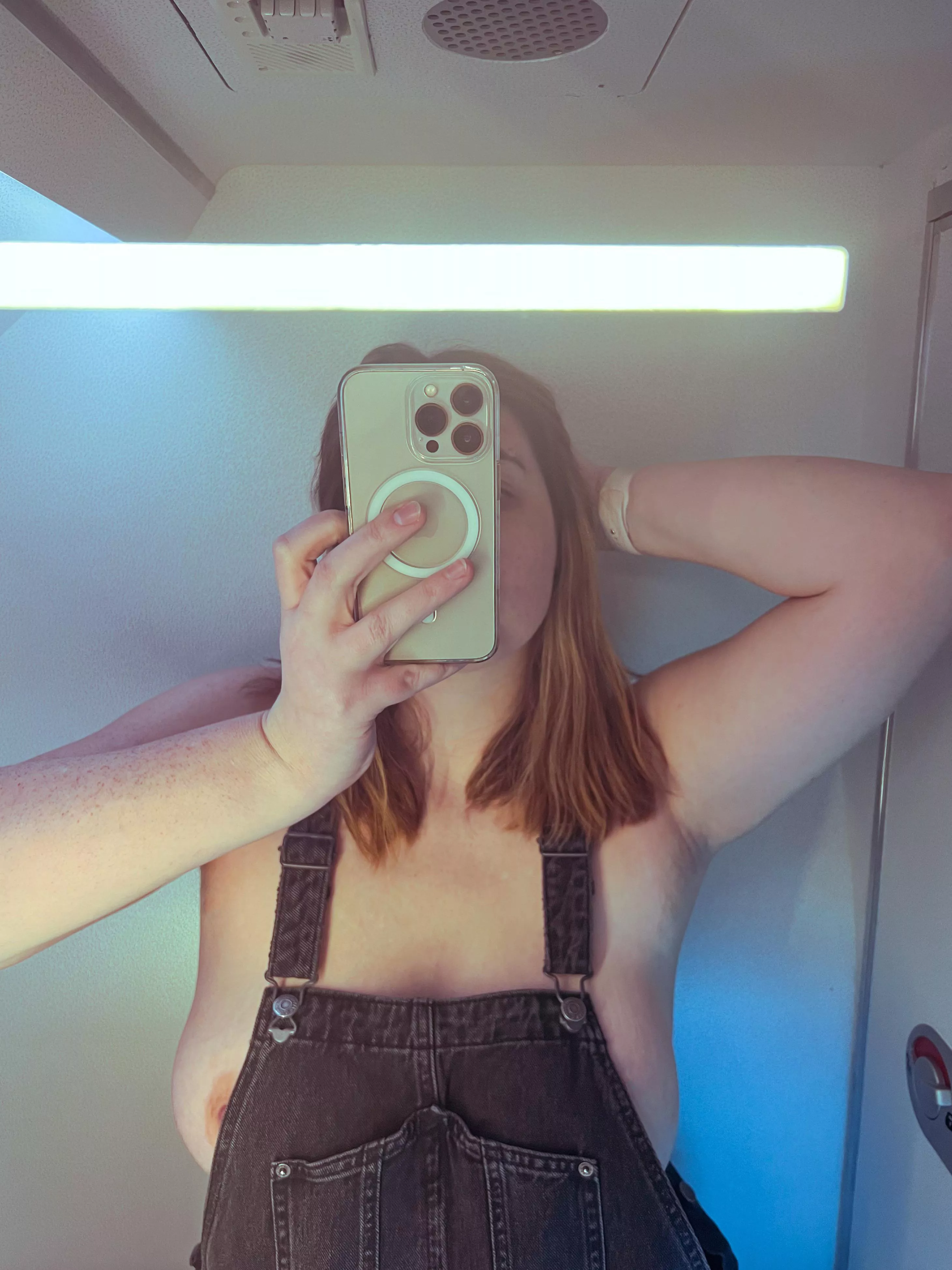 A little airplane underarm🛫