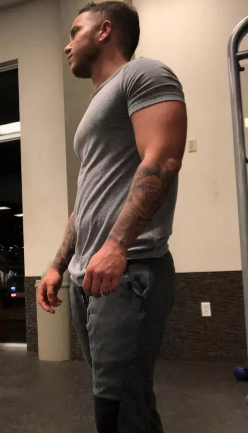 been 3 months since I stopped working out completely due to health reason. boy is getting thick. but that's alright. anyways you guys have a good holiday. have fun stay safe. 🍕🍻