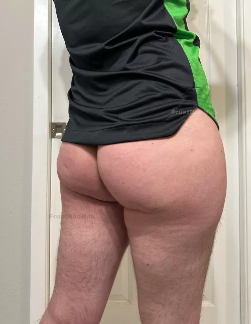 Cute bubblebutt in a jersey?