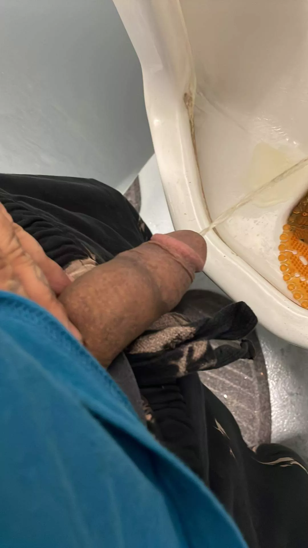 Daddy pissing at work👀