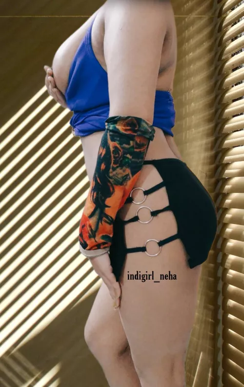 Desi girl love to tease with my handful boobs😍🤩