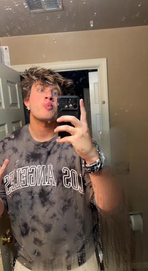 Dirty mirror, messy hair, don’t care 🤷‍♂️