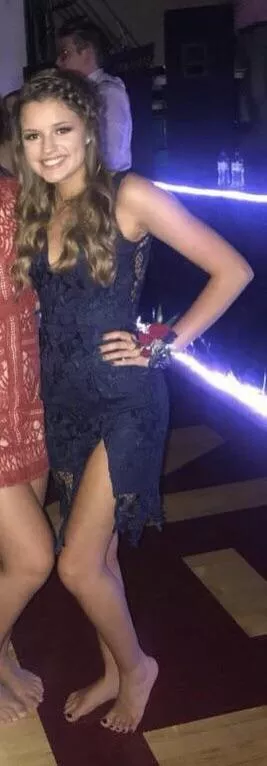 Doesn’t she have the sexiest feet?