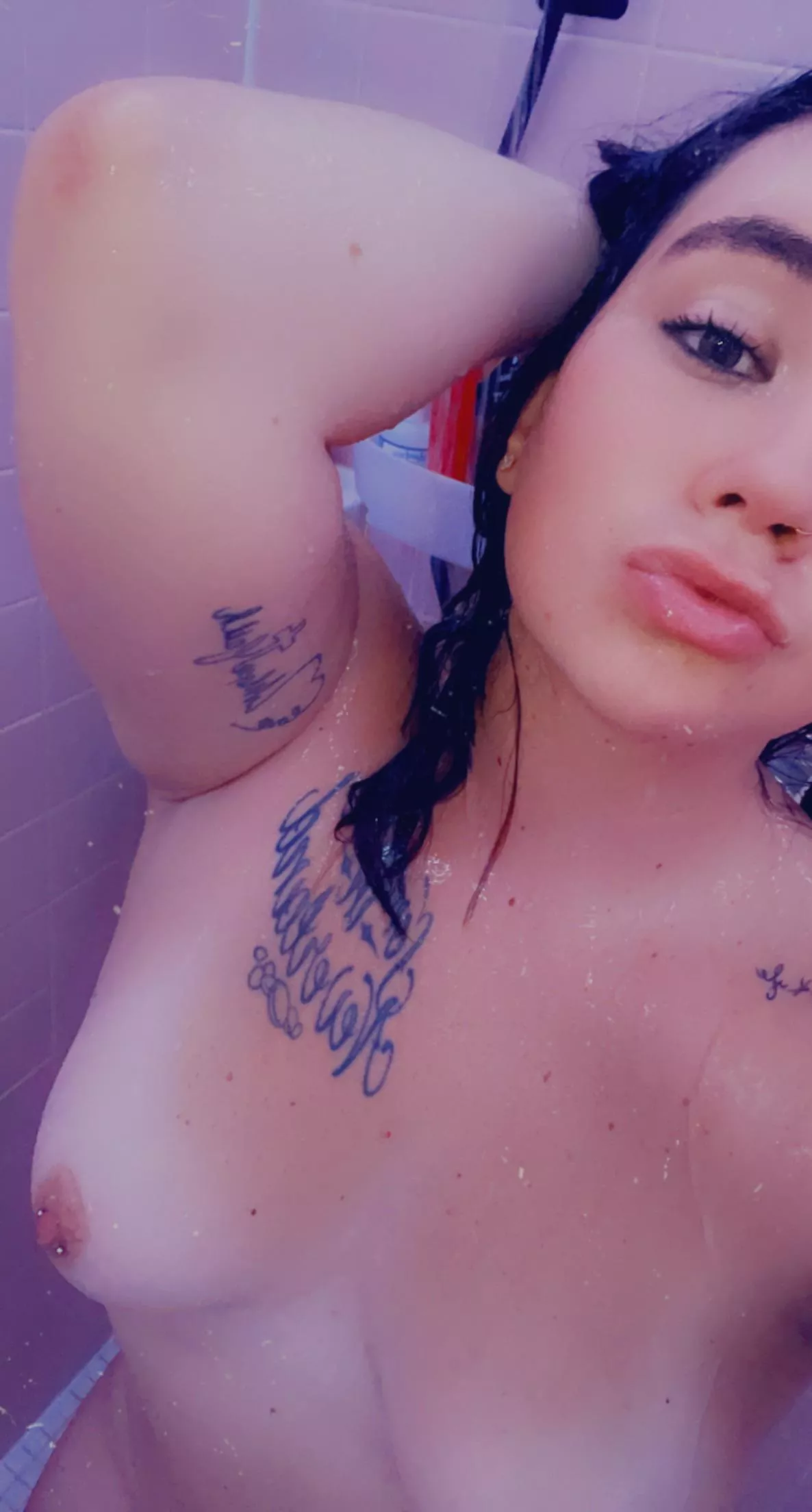 Hot water and hard nips 💋