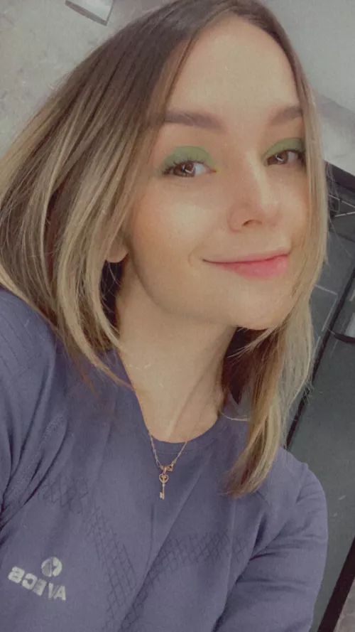 ⬆️ if you want me to send you nudes 😇