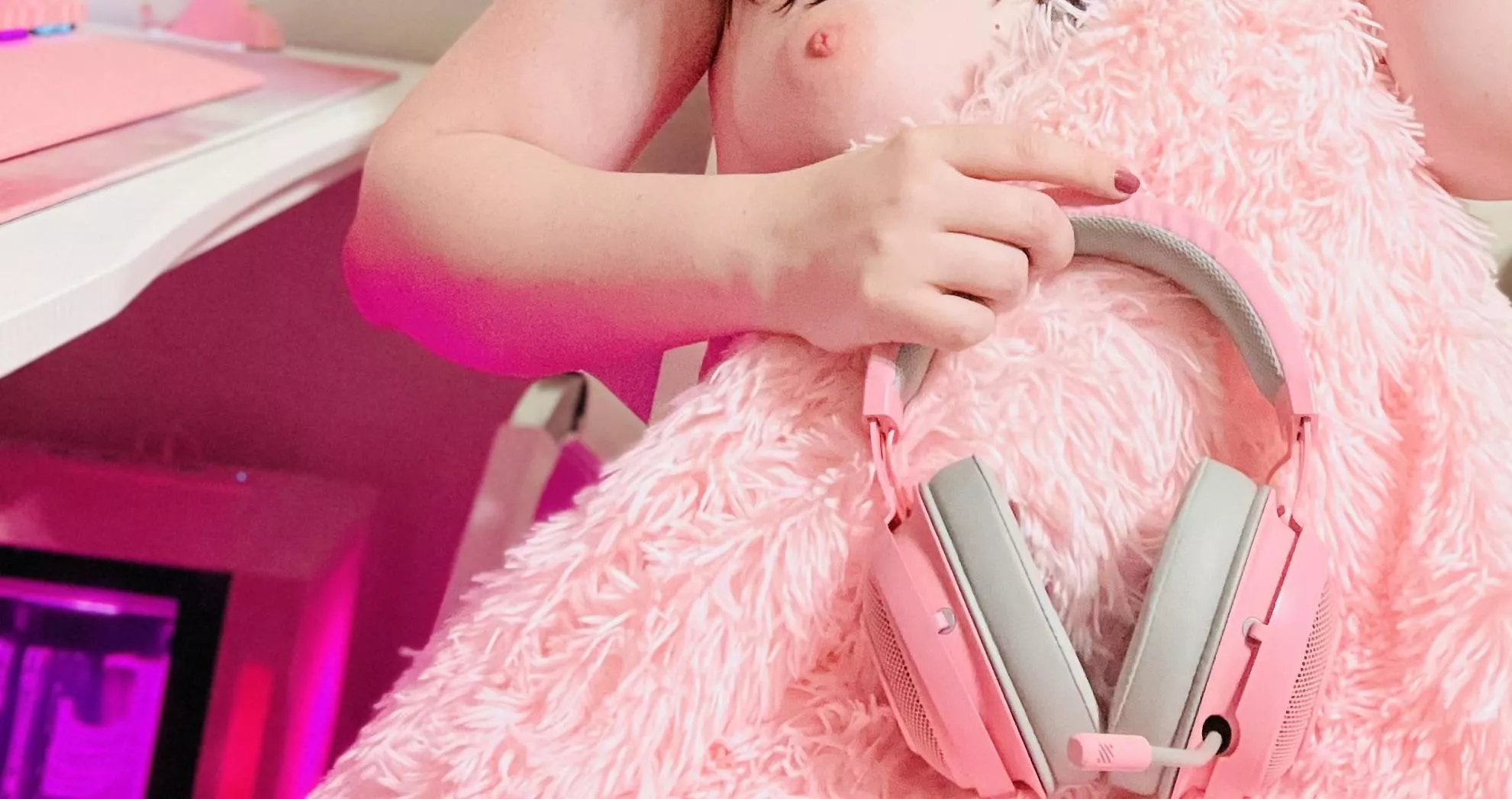 Love having a pink gaming set up 😇 [F]