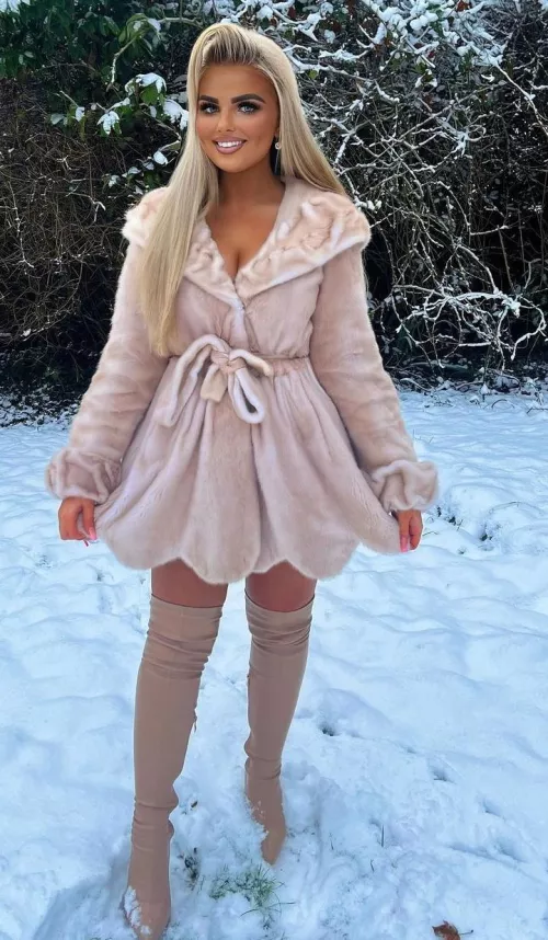 Perfect bimbo in the snow