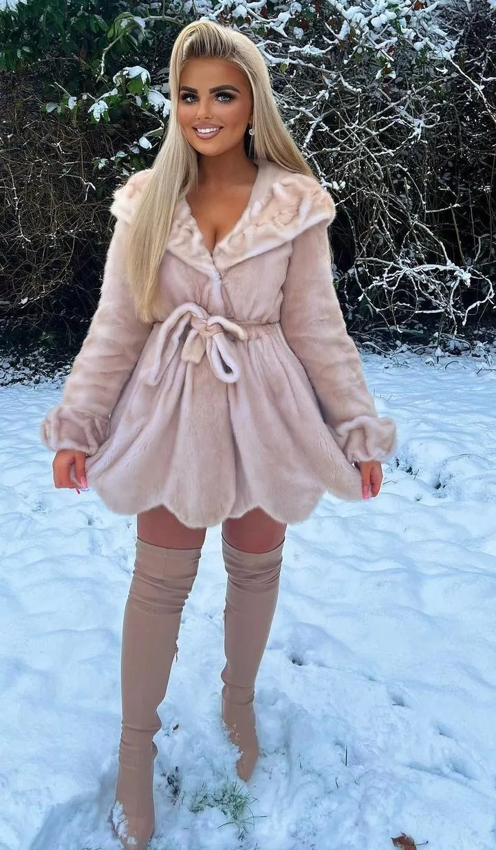 Perfect bimbo in the snow