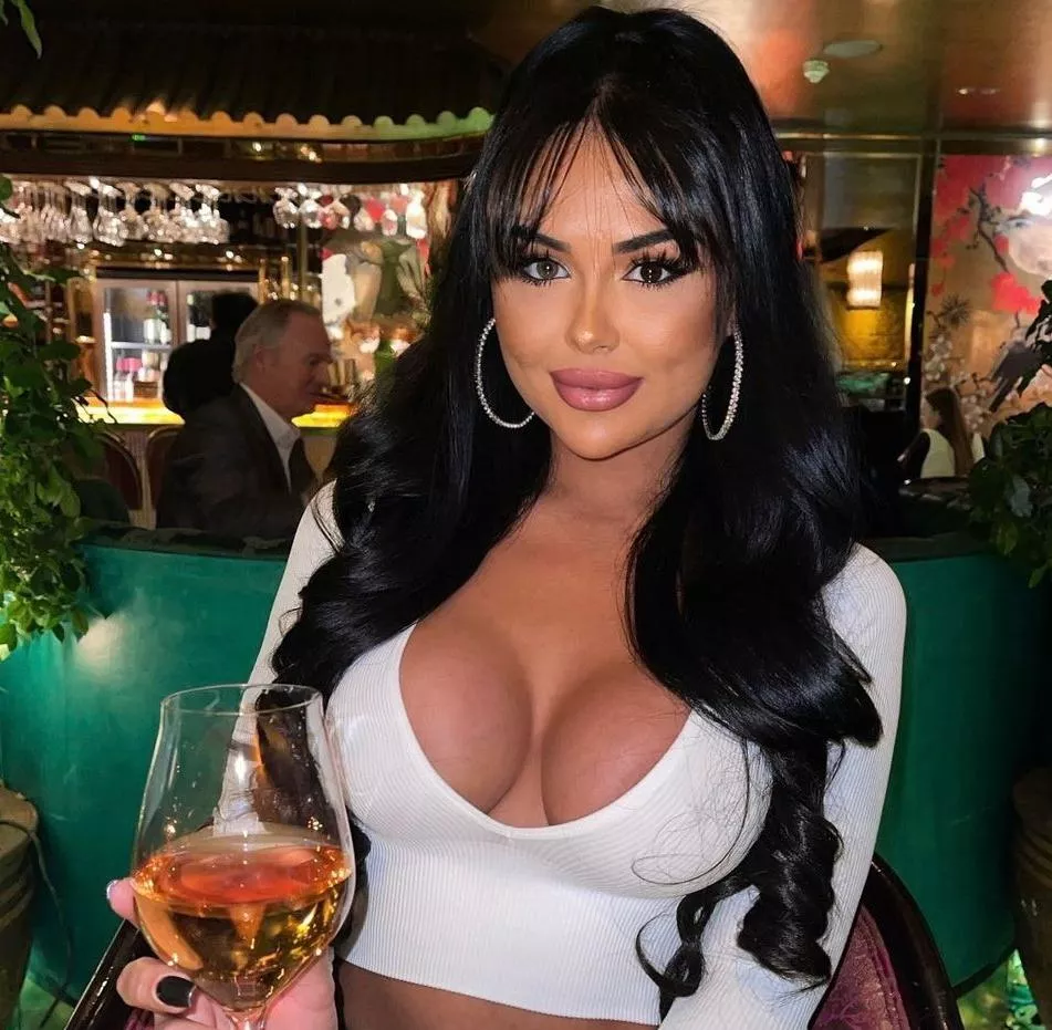 Pretty face, bad boob job