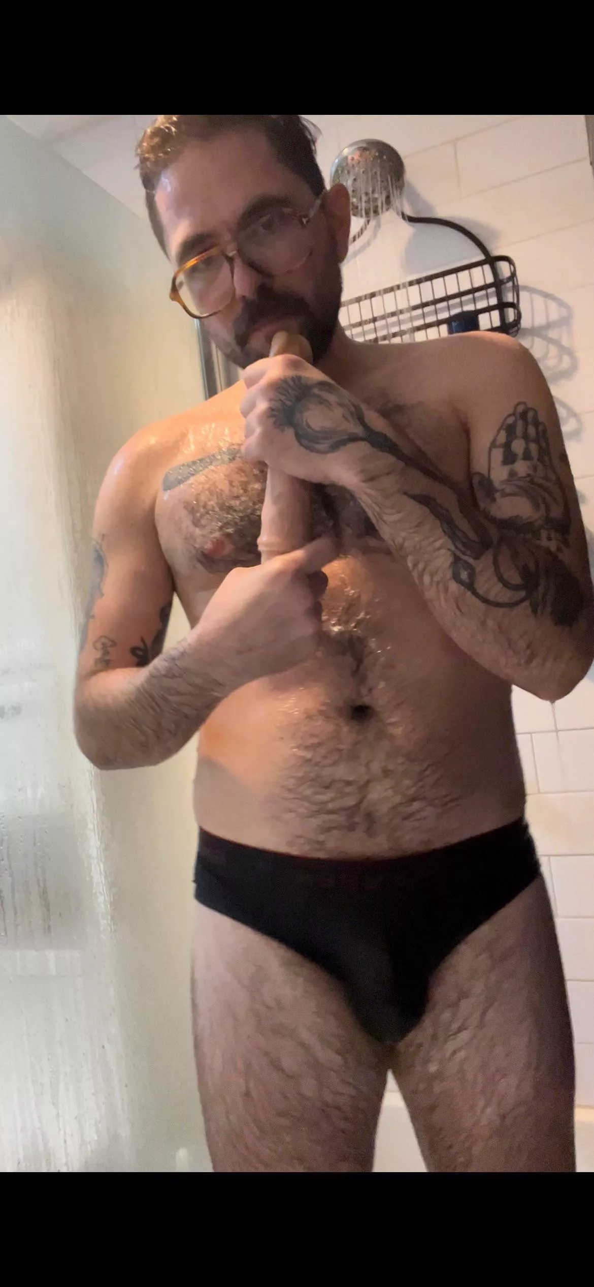 Straight guy here who loves attention! Boss me around