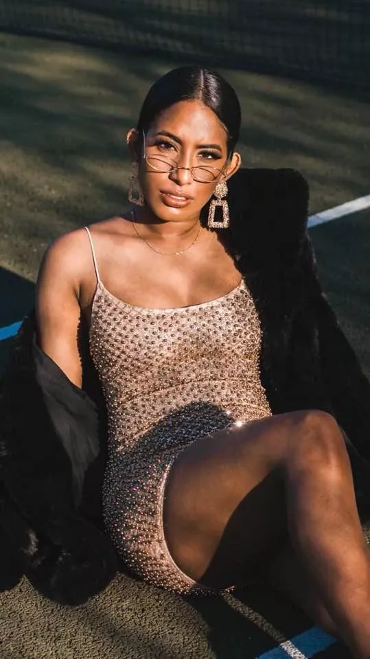 Those thighs in that dress 😍