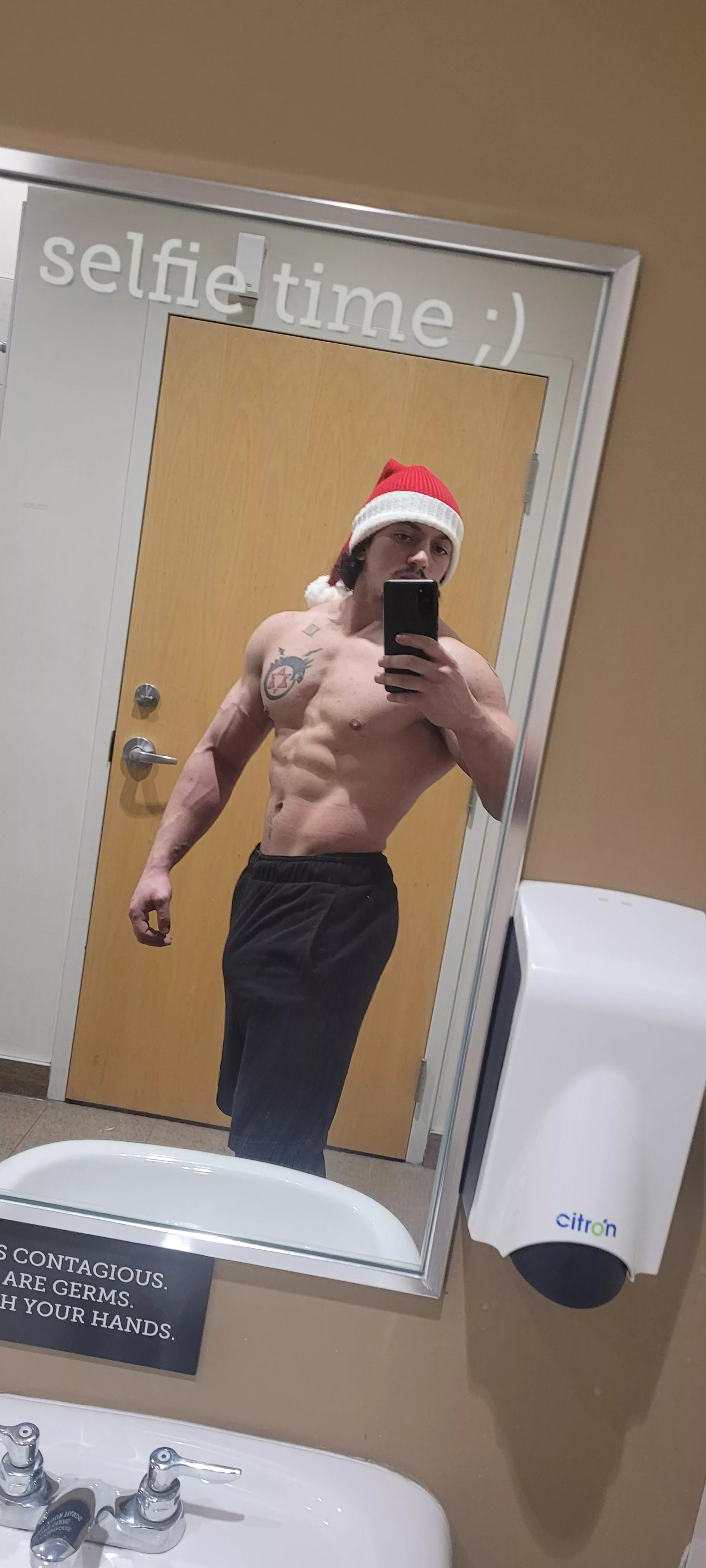 Tight waist, fat bulge[m]