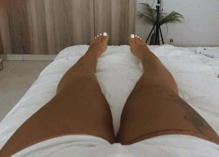 Who else loves white toes? 🤍