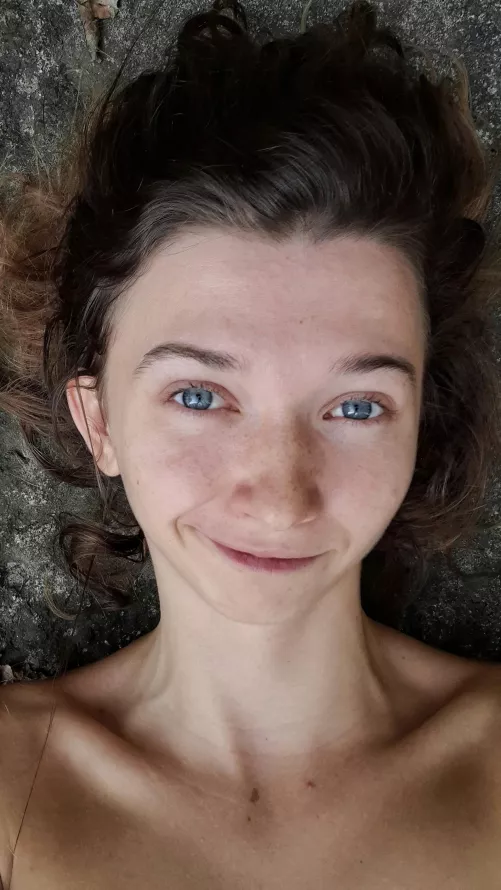 yes... I am smiling at you 😁 ... wish you happy Christmas Eve :) (especially to those who are also alone)