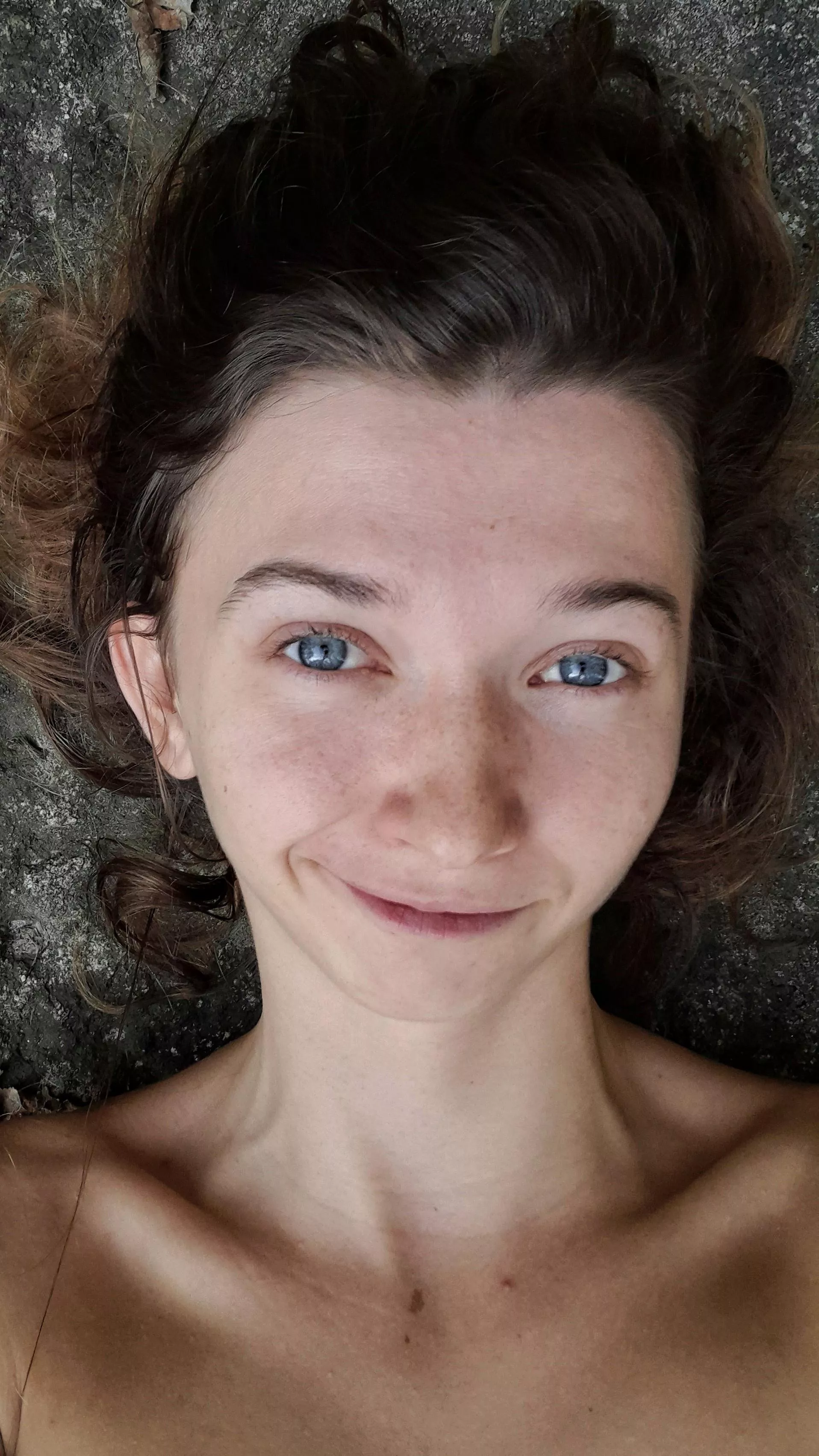 yes... I am smiling at you 😁 ... wish you happy Christmas Eve :) (especially to those who are also alone)