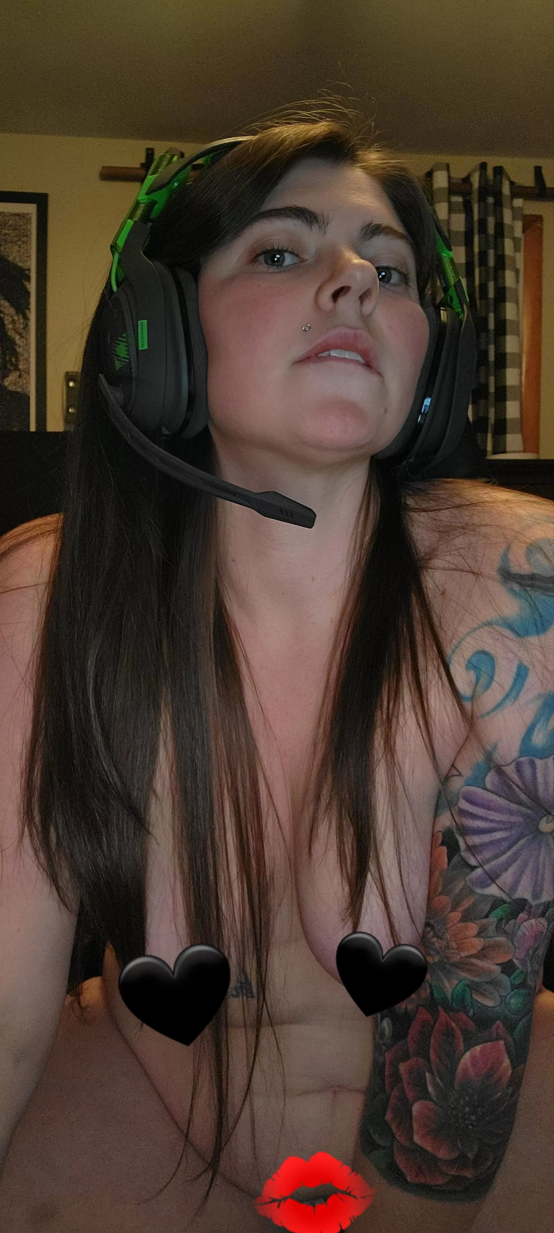 a gamer milf for your xmas eve 🎄😛