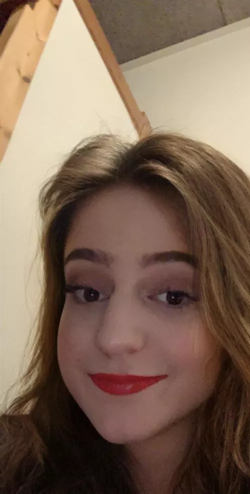 Added some lipstick on me 🤪 how do i look? 😌