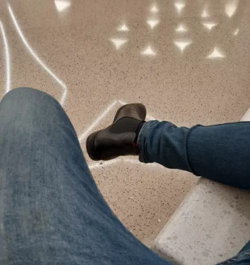 Black leather chelseas and skinny fit blue jeans🔥