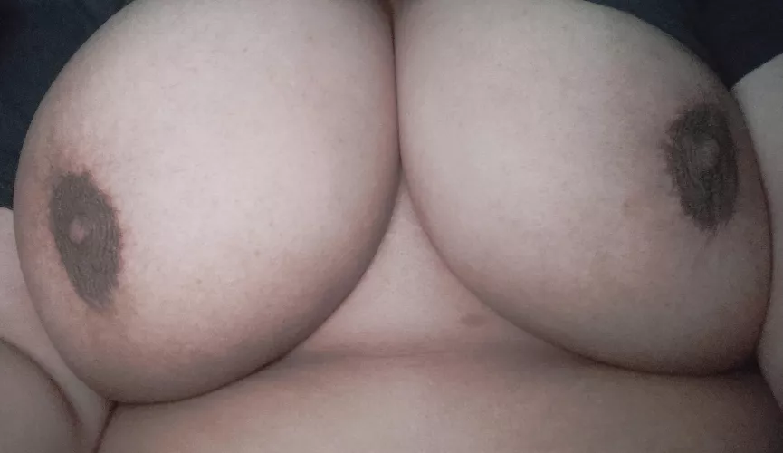 Bored! Rubbing my pussy reading your comments. Can you make me cum?