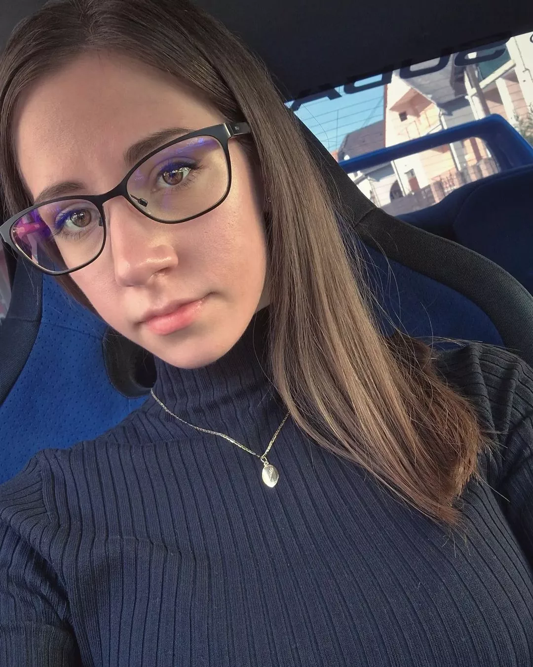 Car selfie girl returns IRTR
