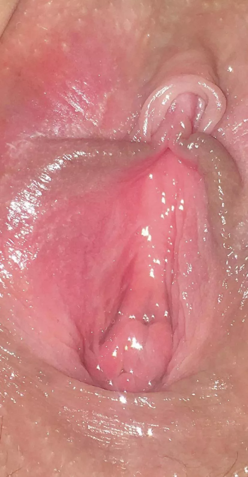 Close up of my girl’s wet pussy before some morning sex. Can’t wait to explode in that tight hole 💪🏼