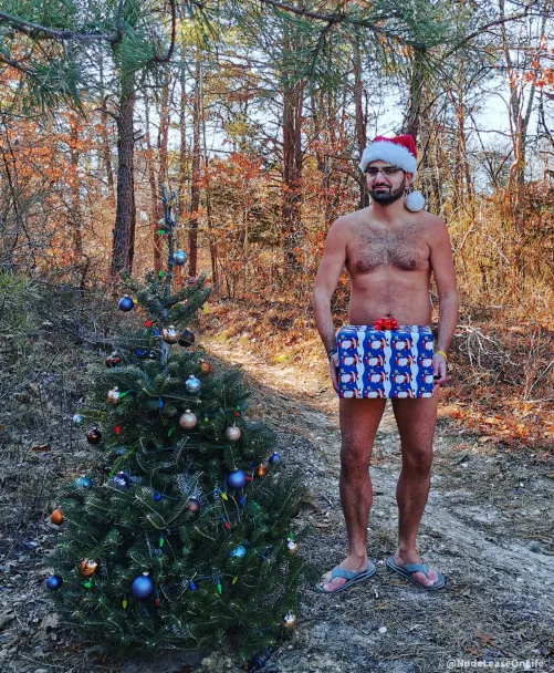 Found a decorated outdoor tree... Had a present for a friend and a Santa hat in my car... Couldn't help myself! 🤣 Merry Christmas to all who are celebrating today! 🎄 Hope the holiday season is treating everyone well. ❤️